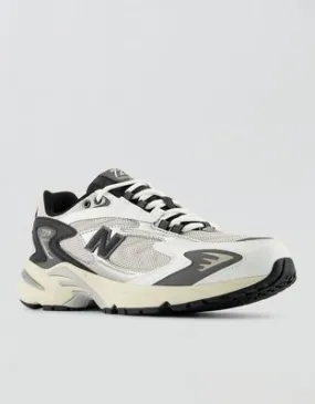 New Balance Men's 725 Sneaker
